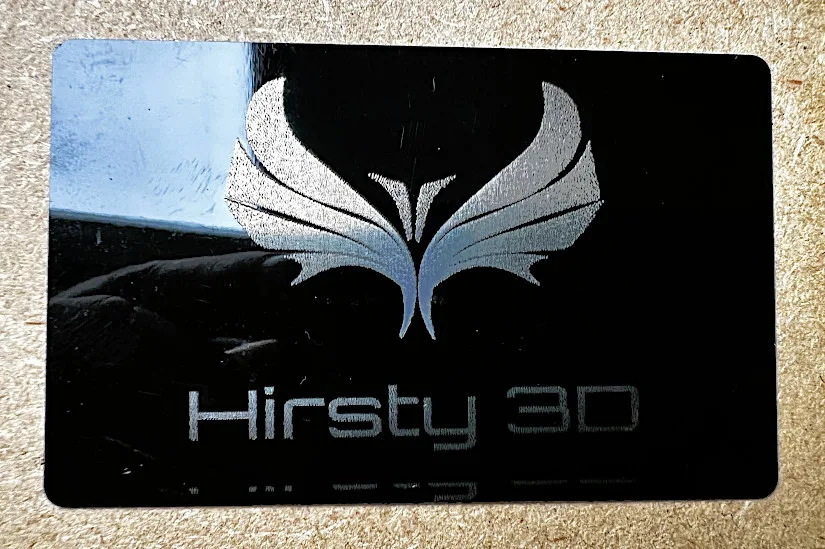 黑色阳极氧化铝上的定制雕刻 - hirsty3d 徽标