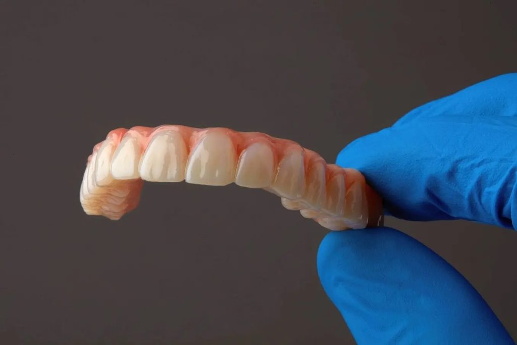 使用 formlab dental 的优质牙齿树脂 3d 打印牙科组件。照片由 formlabs 提供。