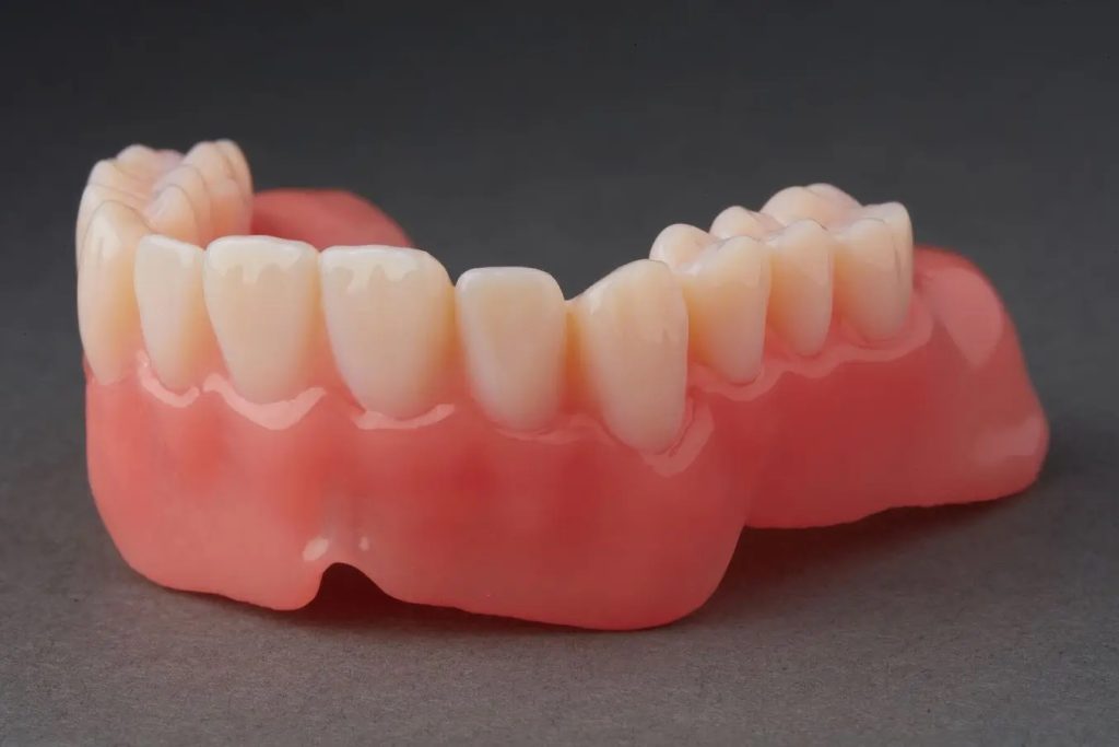 使用 formlab dental 的优质牙齿树脂 3d 打印牙科组件。照片由 formlabs 提供。