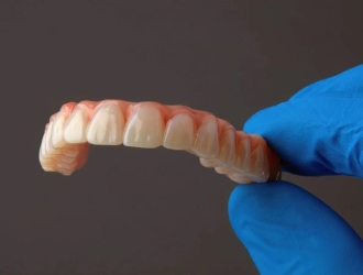 使用 formlab dental 的优质牙齿树脂 3d 打印牙科组件。照片由 formlabs 提供。