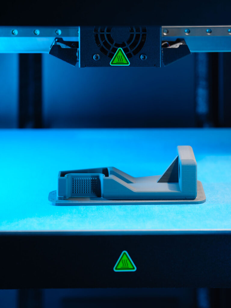 F10 metal gripper on printbed markforged fx10 金属套件凸显了该公司作为收购的吸引力 - 3d打印行业资讯网