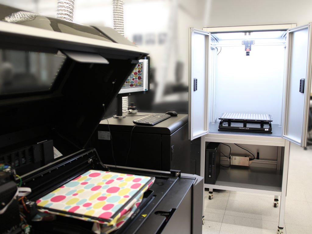 Stratasys 推出用于 3d 打印的精密织物对准系统... 3 Stratasys j850 techstyle™ 解决方案配备新型织物对齐站。照片来自美国商业资讯。