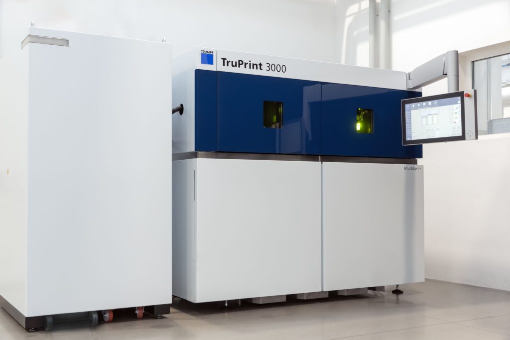 通快将在 Formnext 2024 上展示 TruPrint 3000 的更新版本... 1 Truprint 3000 配备两个 700 w 激光器,用于高精度 3d 打印。照片来自通快。
