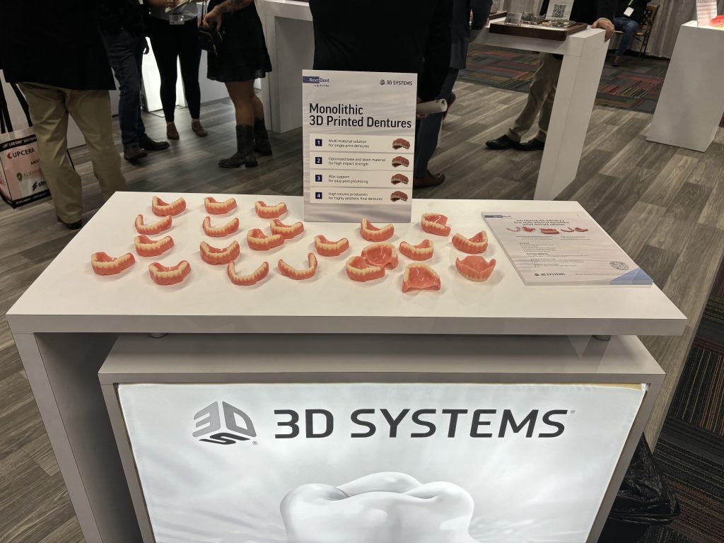 3D Systems 在 2024 年 LMT 实验室日上展示了其新的整体式假牙系列。照片来自 3D Systems。