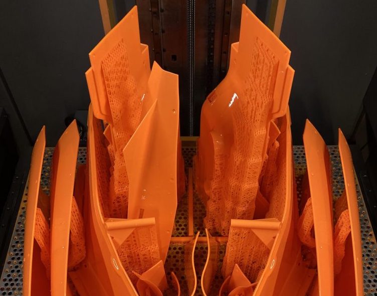 Stratasys推出了Neo800+ SLA 3D打印机,速度快50%... 245 一组Stratasys NEO 800-3D打印的航空零件。通过Stratasys的照片。